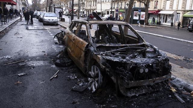 Une voiture incendiée sur les Champs-Elysées à Paris lors des manifestations des gilets jaunes. [Keystone - EPA/Etienne Laurent]