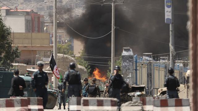 Combats à Kaboul, en Afghanistan, ce 21 août entre militaires et assaillants. [Keystone - Jawad Jalali]