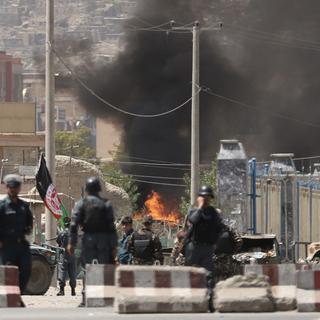 Combats à Kaboul, en Afghanistan, ce 21 août entre militaires et assaillants. [Keystone - Jawad Jalali]