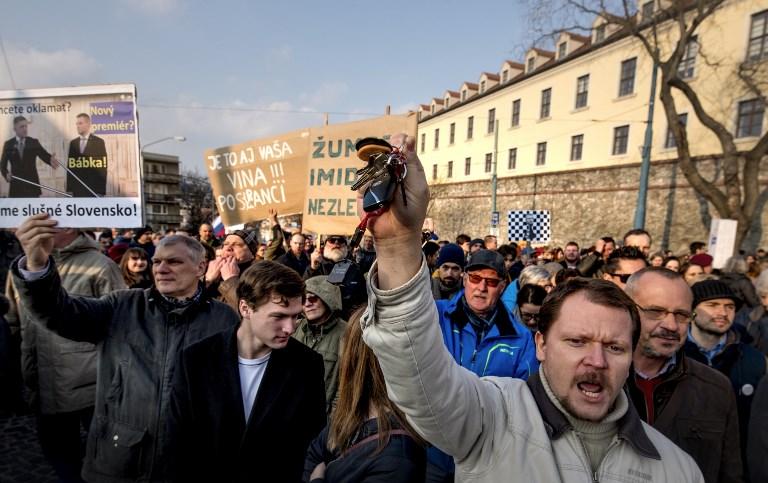 Plusieurs milliers de manifestants ont protesté contre le nouveau gouvernement slovaque à Bratislava, le 26 mars dernier. [AFP - Joe Klamar]