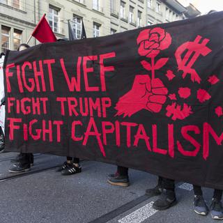La manifestation anti-WEF à Berne n'était pas autorisée. [Keystone - Peter Klaunzer]
