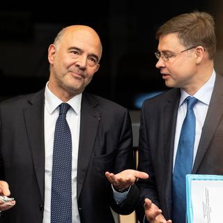 Les commissaires européens Pierre Moscovici et Valdis Dombrovskis (de g. à d.) avant la réunion de la Commission, où a été discuté le controversé budget italien pour 2019. [EPA - Patrick Seeger]