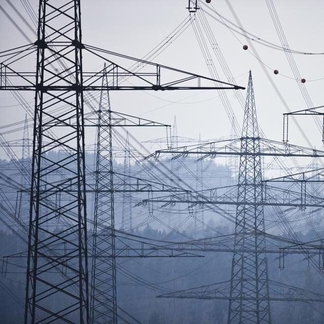 Des lignes électriques dans le canton d'Argovie. [Keystone - Gaetan Bally]