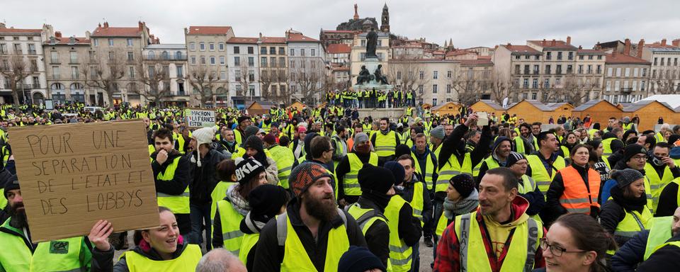 Des "gilets jaunes" devant la mairie du Puy-en-Velay. [AFP - Thierry Zoccolan]