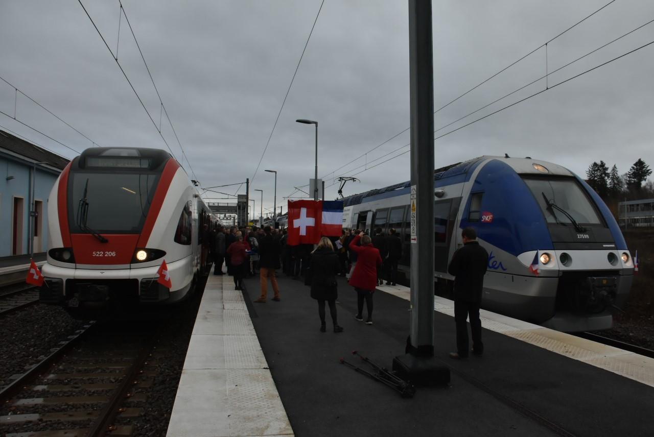 Un nouveau lien entre la Suisse et la France célébré à Delle. [RTS - Gaël Klein]