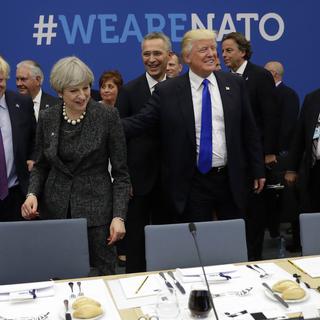 Donald Trump, aux côtés de la Première ministre britannique Theresa May, lors d'une réunion au siège de l'Otan à Bruxelles, en 2017. [AP/Keystone - Matt Dunham]