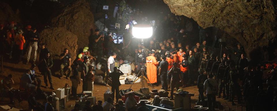 Mercredi 27 juin: conférence de presse dans une grotte en Thaïlande pour faire état des recherches sur les 12 enfants disparus dans une grotte. [Keystone - EPA/Pongmanat Tasiri]