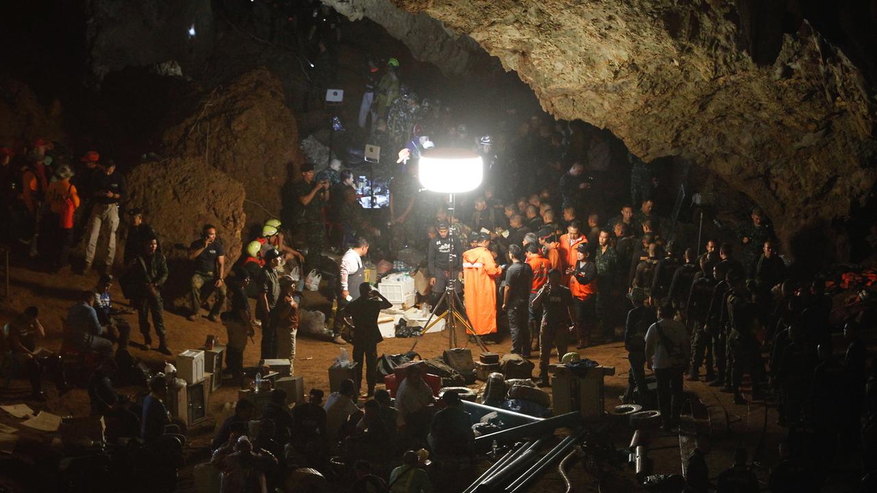 Mercredi 27 juin: conférence de presse dans une grotte en Thaïlande pour faire état des recherches sur les 12 enfants disparus dans une grotte. [Keystone - EPA/Pongmanat Tasiri]