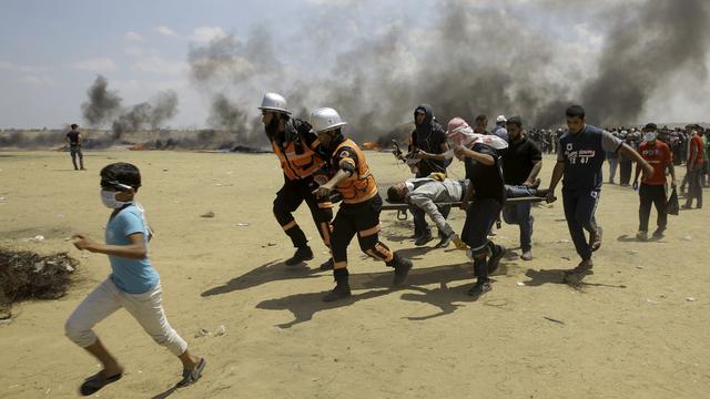 Evacuation d'un blessé durant une manifestation sanglante à la frontière de Gaza, lundi 14 mai, jour de l'inauguration de l'ambassade américaine à Jérusalem.