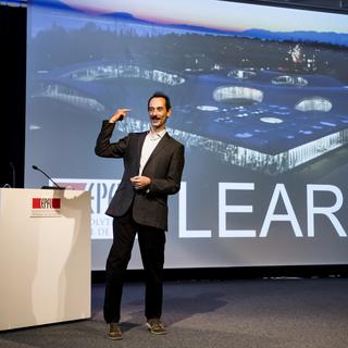Le professeur Francesco Mondada, directeur de Learn, parle lors de l'inauguration du Centre dédié aux sciences de l'éducation à l'EPFL. [Keystone - Jean-Christophe Bott]