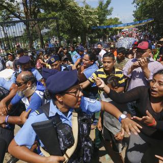 Au Nicaragua, la police chasses les jeunes qui ont manifesté. [Keystone - Alfredo Zuniga]