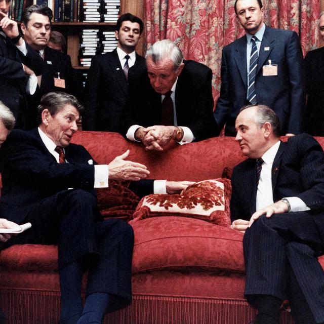 Le président US Ronald Reagan (à gauche sur le canapé) et le président de l'URSS Mikhail Gorbachev (à droite sur le canapé) en 1985 lors du Sommet de Genève. [KEYSTONE/EPA/White House - Mary Ann Fackelman]