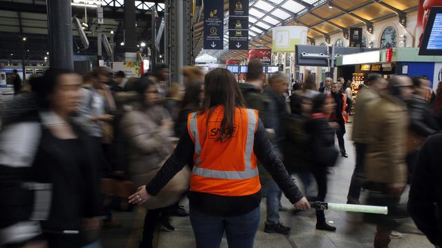 La grève en France perturbe le trafic ferroviaire, comme ce lundi à la gare de Saint-Lazare à Paris. [keystone - Thibault Camus]