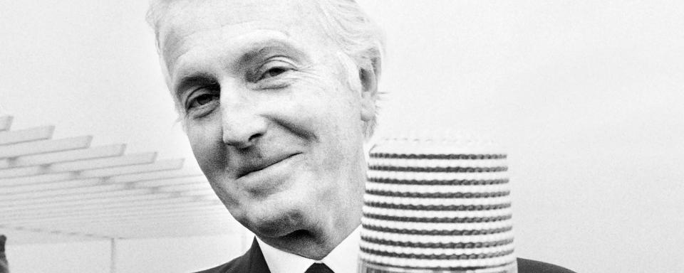 Hubert de Givenchy pose avec le dé d'or en janvier 1982 [AFP - Pierre Guillaud]