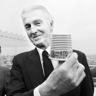 Hubert de Givenchy pose avec le dé d'or en janvier 1982 [AFP - Pierre Guillaud]