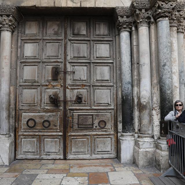 Les portes closes du Saint-Sépulcre à Jérusalem. [Keystone - EPA/Abir Sultan]