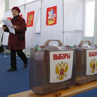 Une femme sortant de l'isoloir dans un bureau de vote en périphérie de Moscou en Russie, le 18 mars 2018. [AP Photo/Keystone - Alexander Zemlianichenko]