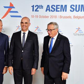 Alain Berset entouré de Donald Tusk (gauche) et Jean-Claude Juncker à Bruxelles, 19.10.2018. [Pool/EPA/Keystone - Ben Stansall]