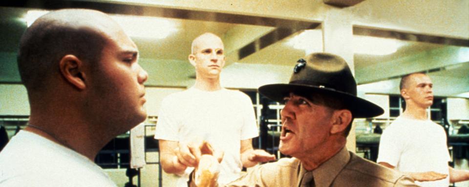 Le sergent Hartman vitupérant contre une recrue dans "Full Metal Jacket" de Stanley Kubrick en 1987. [afp - Crédit Natant / Stanley Kubrick Product / Collection ChristopheL]