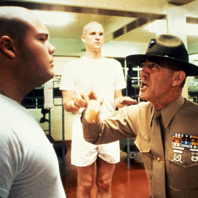 Le sergent Hartman vitupérant contre une recrue dans "Full Metal Jacket" de Stanley Kubrick en 1987. [afp - Crédit Natant / Stanley Kubrick Product / Collection ChristopheL]