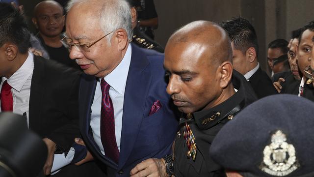 L'ex-Premier ministre malaisien Najib Razak (gauche) arrive au tribunal de Kuala Lumpur, en Malaisie. [keystone - Fazry Ismail]