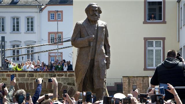 La statue en bronze de Karl Marx à Trèves. [Keystone - AP Photo/Michael Probst]