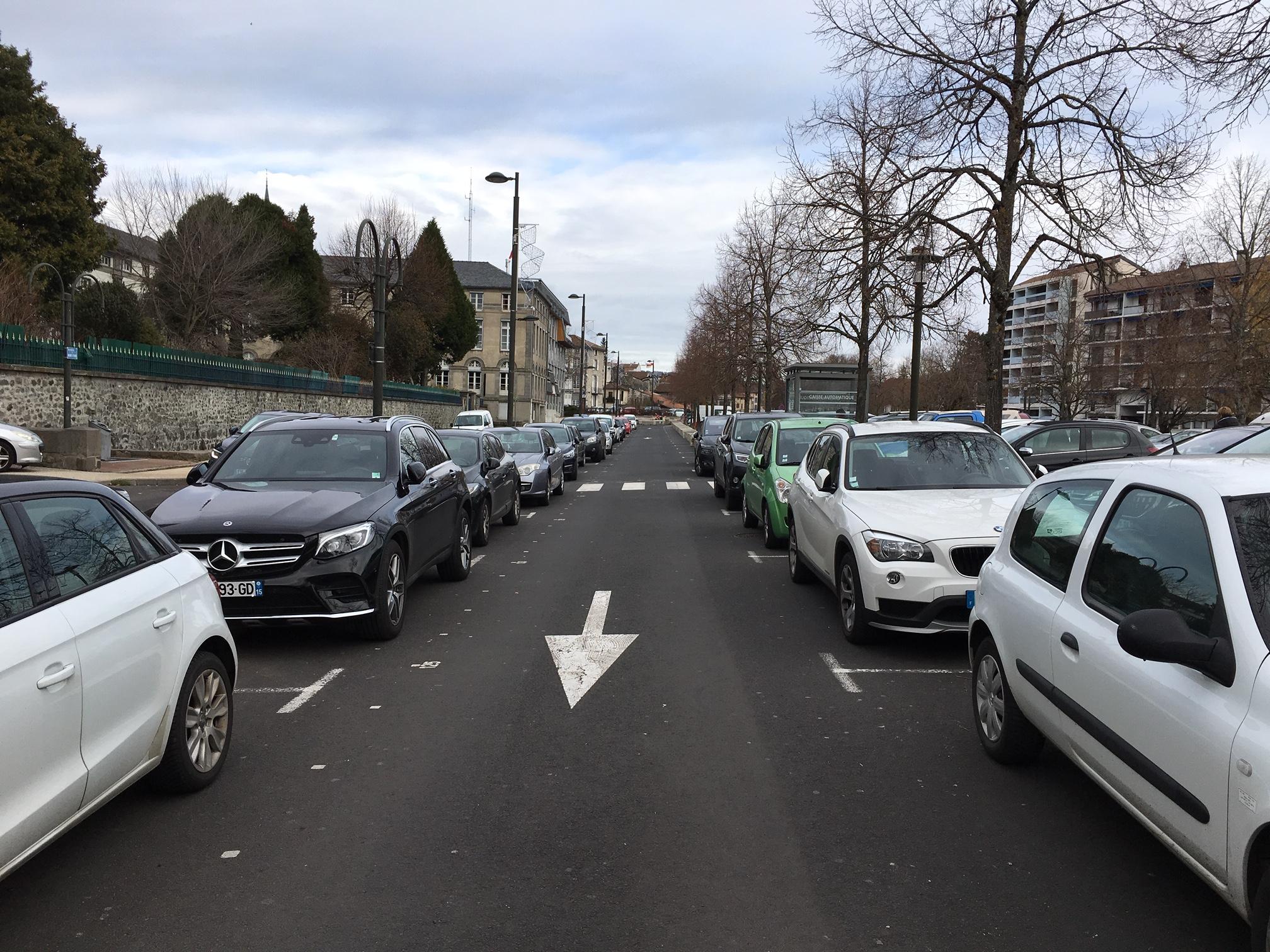 Le nombre de parkings et de voitures est important à Aurillac. [RTS - Blandine Levite]