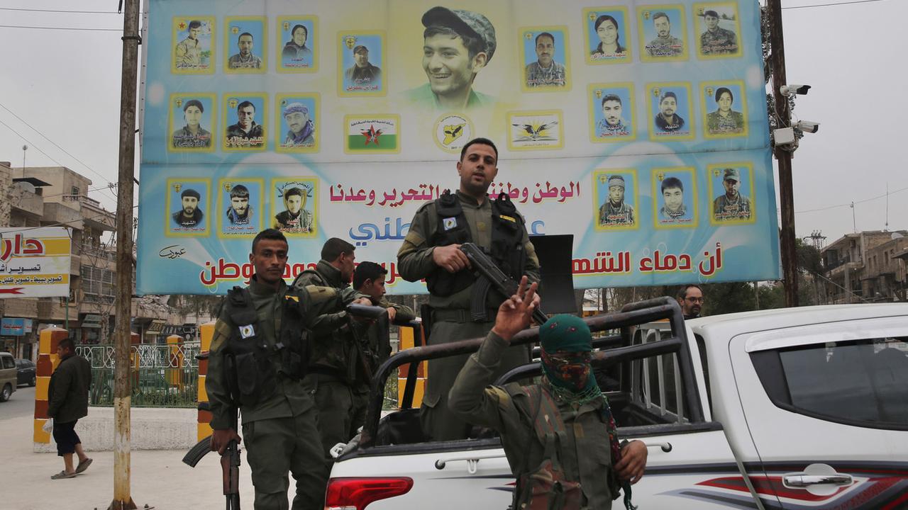 Des membres de L'appel des Unités de protection du peuple (YPG), la principale milice kurde de Syrie. [AP/Keystone - Hussein Malla]