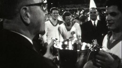 Le FC Zurich reçoit le trophée de champion de Suisse en 1966 [RTS]