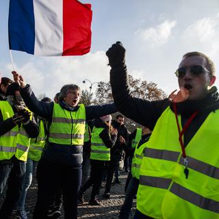 Samedi, le mouvement des "gilets jaunes" a rassemblé 280'000 personnes, selon le ministère de l’Intérieur français. [Keystone/EPA - Christophe Petit Tesson]