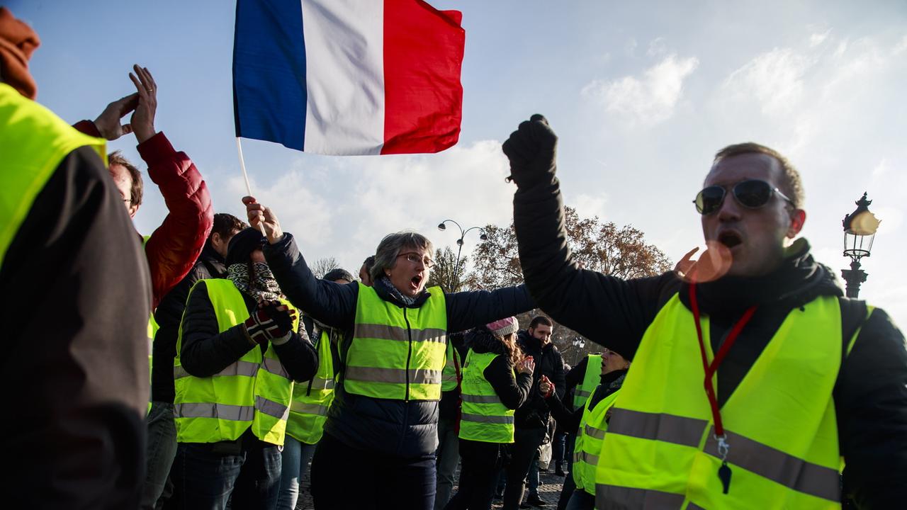 Samedi, le mouvement des "gilets jaunes" a rassemblé 280'000 personnes, selon le ministère de l’Intérieur français. [Keystone/EPA - Christophe Petit Tesson]