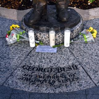 Des fleurs déposés devant la statue de l'ancien président George H.W. Bush. [Reuters - Sergio Flores]