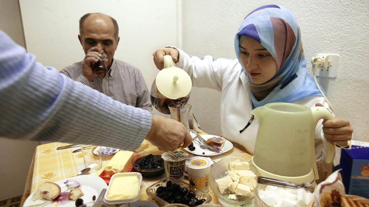 Une famille musulmane prend le petit-déjeuner avant le lever du soleil, pendant le mois de ramadan. (image d'illustration) [Keystone - Martin Rütschi]