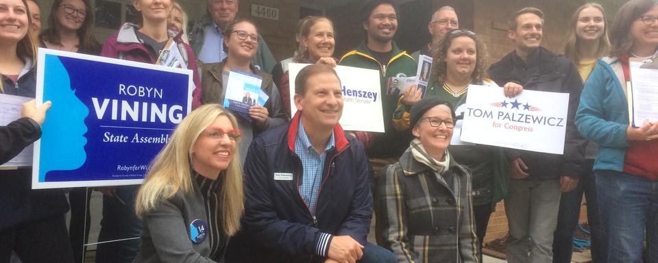 Tom Palzewicz, candidat démocrate dans le 5e district du Wisconsin, entourés de bénévoles. [RTS]