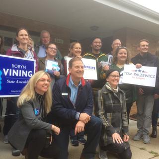 Tom Palzewicz, candidat démocrate dans le 5e district du Wisconsin, entourés de bénévoles. [RTS]