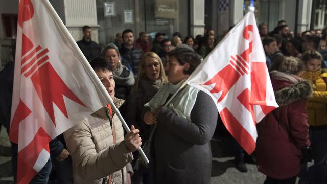 Des personnes pro-jurassiennes chantent la Rauracienne à Moutier, le 5 novembre 2018. [Keystone - Laurent Gillieron]