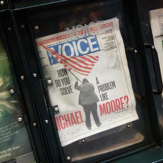 "The Village Voice" sur un stand de journaux à New York en 2017. [AFP - Don Emmert]