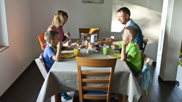 La majorité des enfants vivent avec leurs deux parents en Suisse. [Keystone - Gaëtan Bally]