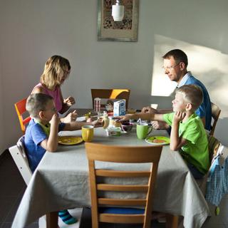 La majorité des enfants vivent avec leurs deux parents en Suisse. [Keystone - Gaëtan Bally]
