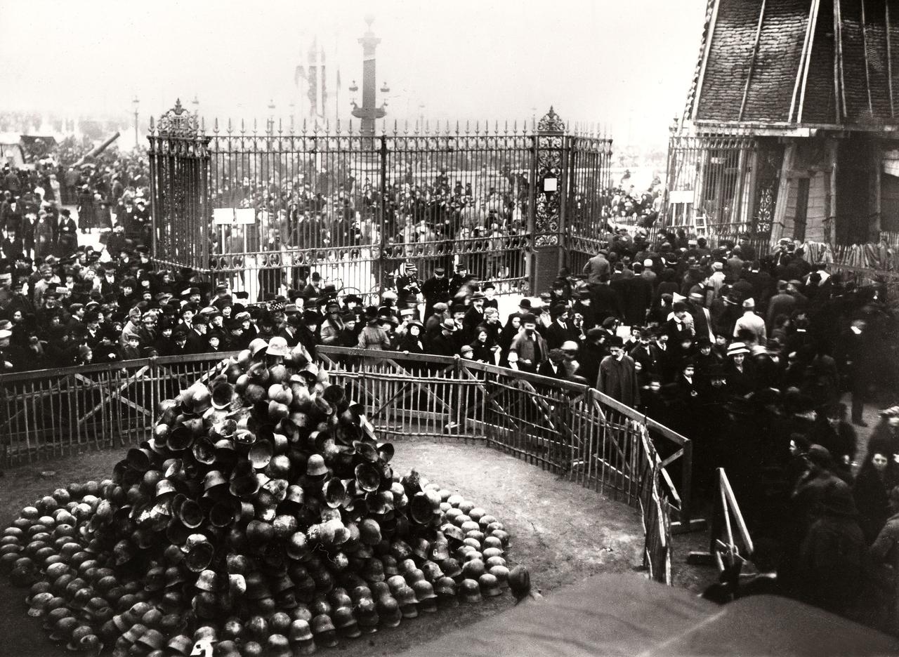 Une pile de casques de l'armée allemande sur la place de la Concorde, pour symboliser la victoire après l'armistice de 1918. [AFP - Archives Snark]