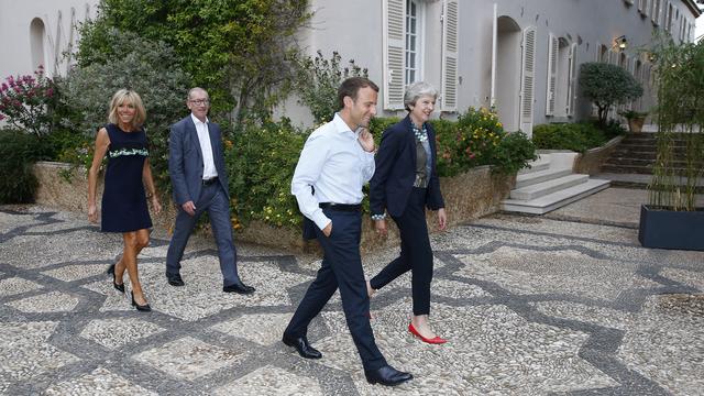 La dirigeante britannique est la première hôte de marque accueillie par le chef de l'Etat français au fort de Brégançon (sud-est), la résidence d'été des présidents français qu'Emmanuel Macron a rejointe vendredi pour deux semaines. [AFP - Sebastien Nogier]