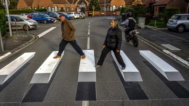 Le premier passage piétons 3D testé à Cysoing, dans le nord de la France. [AFP - Philippe Huguen]