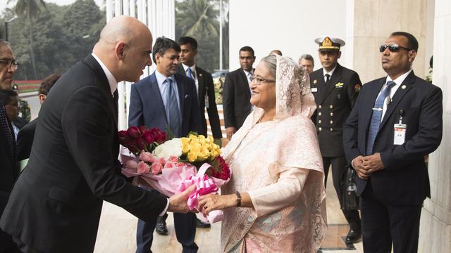 Alain Berset la Première ministre du Bangladesh Sheikh Hasina lors d'une rencontre à Dacca. [Keystone - Peter Klaunzer]