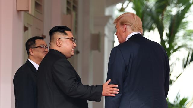 Kim Jong Un et Donald Trump lors de leur rencontre à Singapour. [AFP - Saul Loeb]