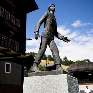 La statue de César Ritz dans son village natal de Niederwald. [Keystone - Jean-Christophe Bott]