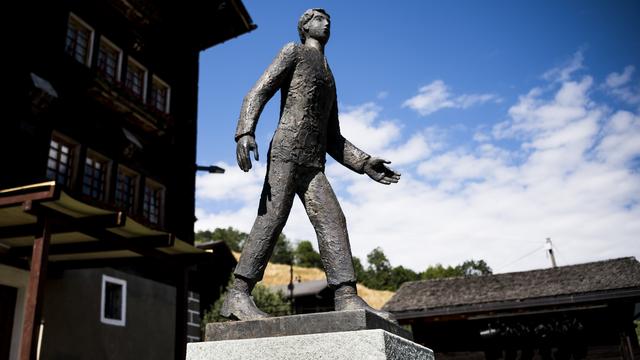 La statue de César Ritz dans son village natal de Niederwald. [Keystone - Jean-Christophe Bott]