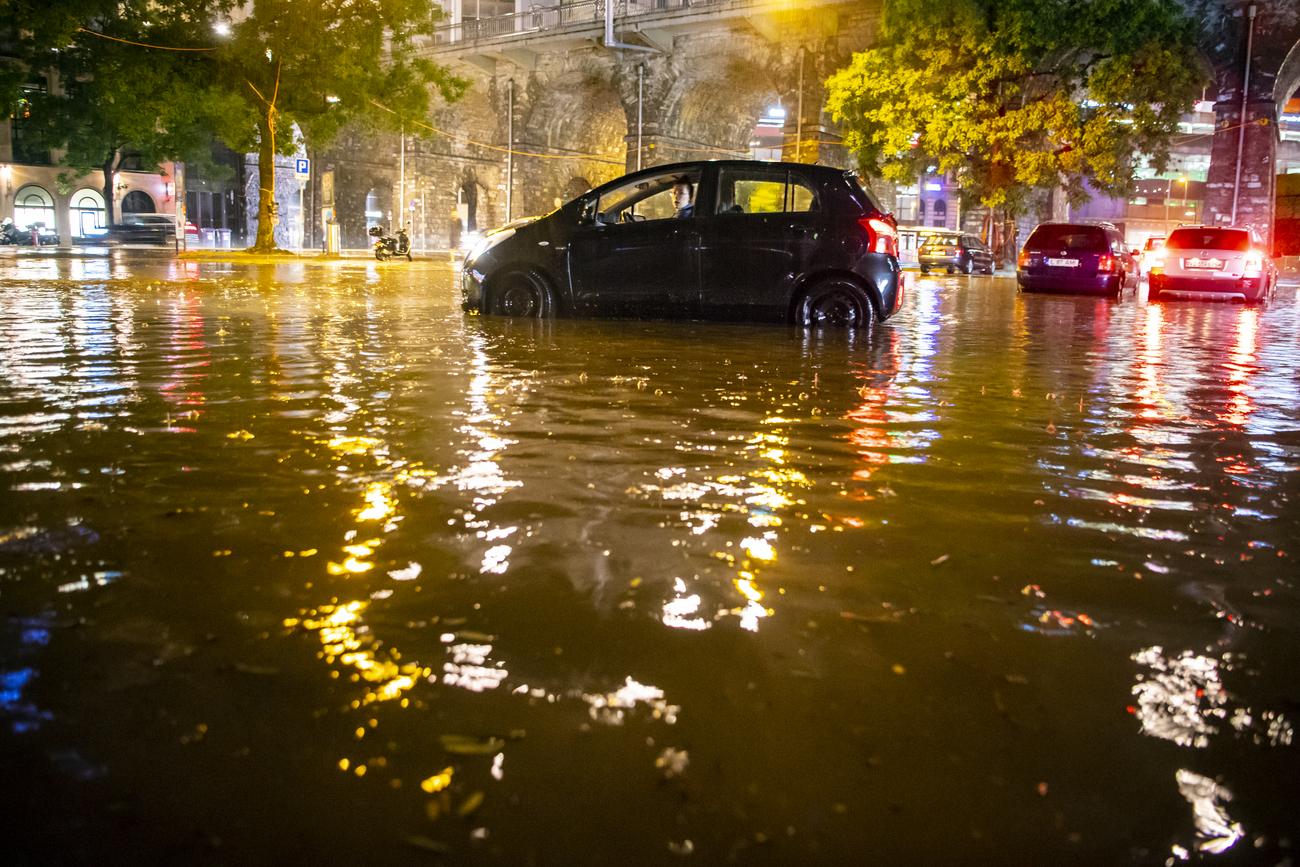 Une voiture dans un parking inondé près du Grand-Pont. [Valentin Flauraud]
