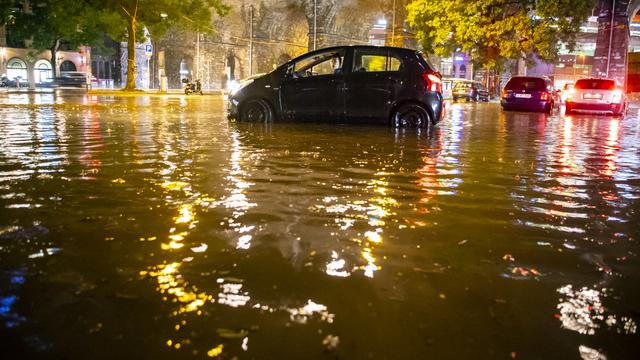 Une voiture dans un parking inondé près du Grand-Pont. [Valentin Flauraud]