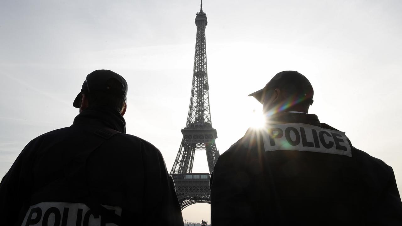 Des policiers français devant la Tour Eiffel à Paris (photo prétexte). [Keystone - Christian Hartmann]
