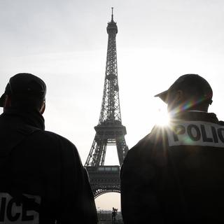 Des policiers français devant la Tour Eiffel à Paris (photo prétexte). [Keystone - Christian Hartmann]